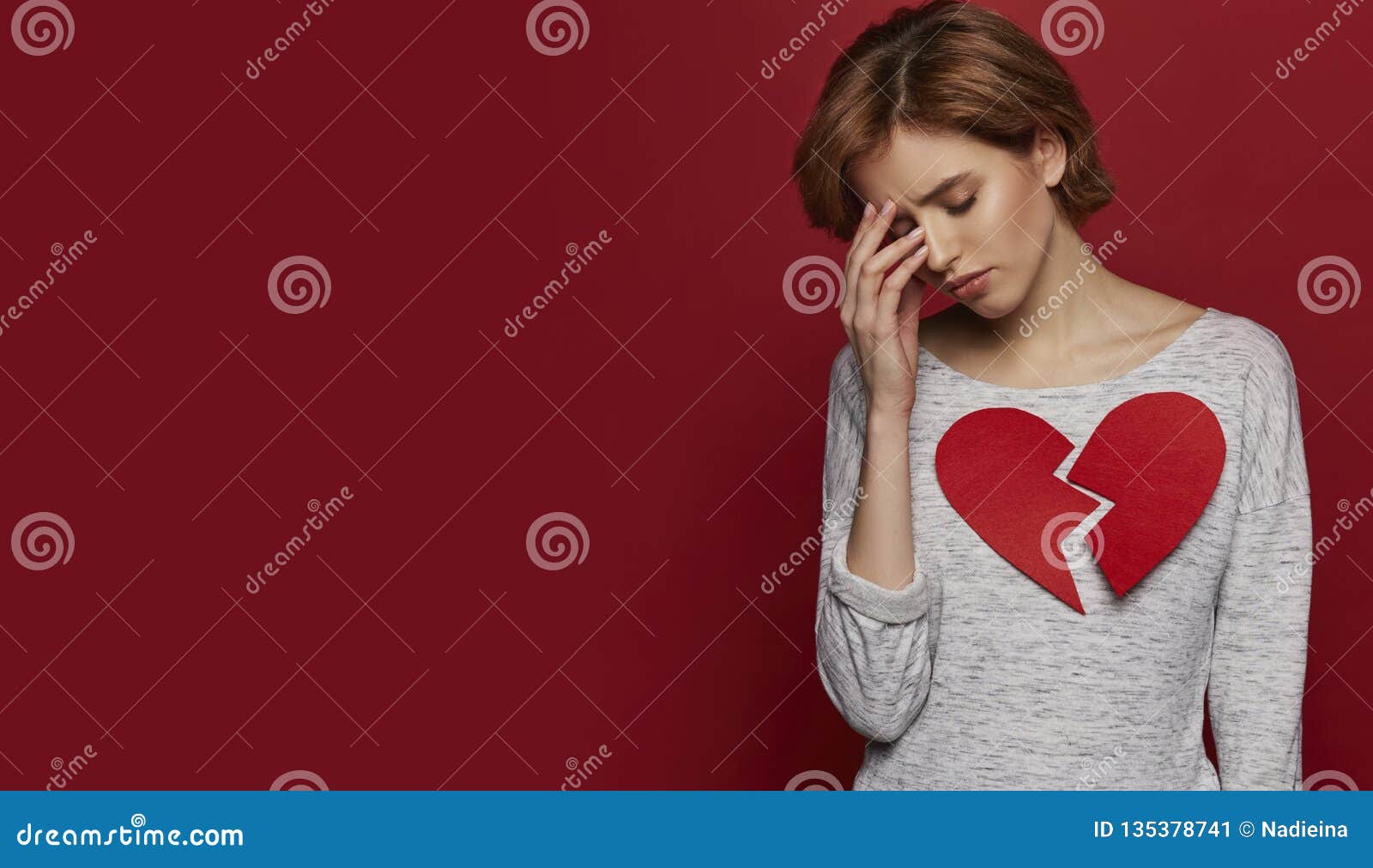 La Fille Simple Triste Avec Le Grand Coeur Brise A Eu Vers Le Bas Saint Valentin Et Concept D Amour L Espace Pour Le Texte Image Stock Image Du Rapport Attrayant La Fille Simple Triste Avec Le Grand Coeur Brise A Eu Vers Le Bas Saint Valentin Et Concept D Amour L Espace Pour Le Texte Image Stock Image Du Rapport Attrayant