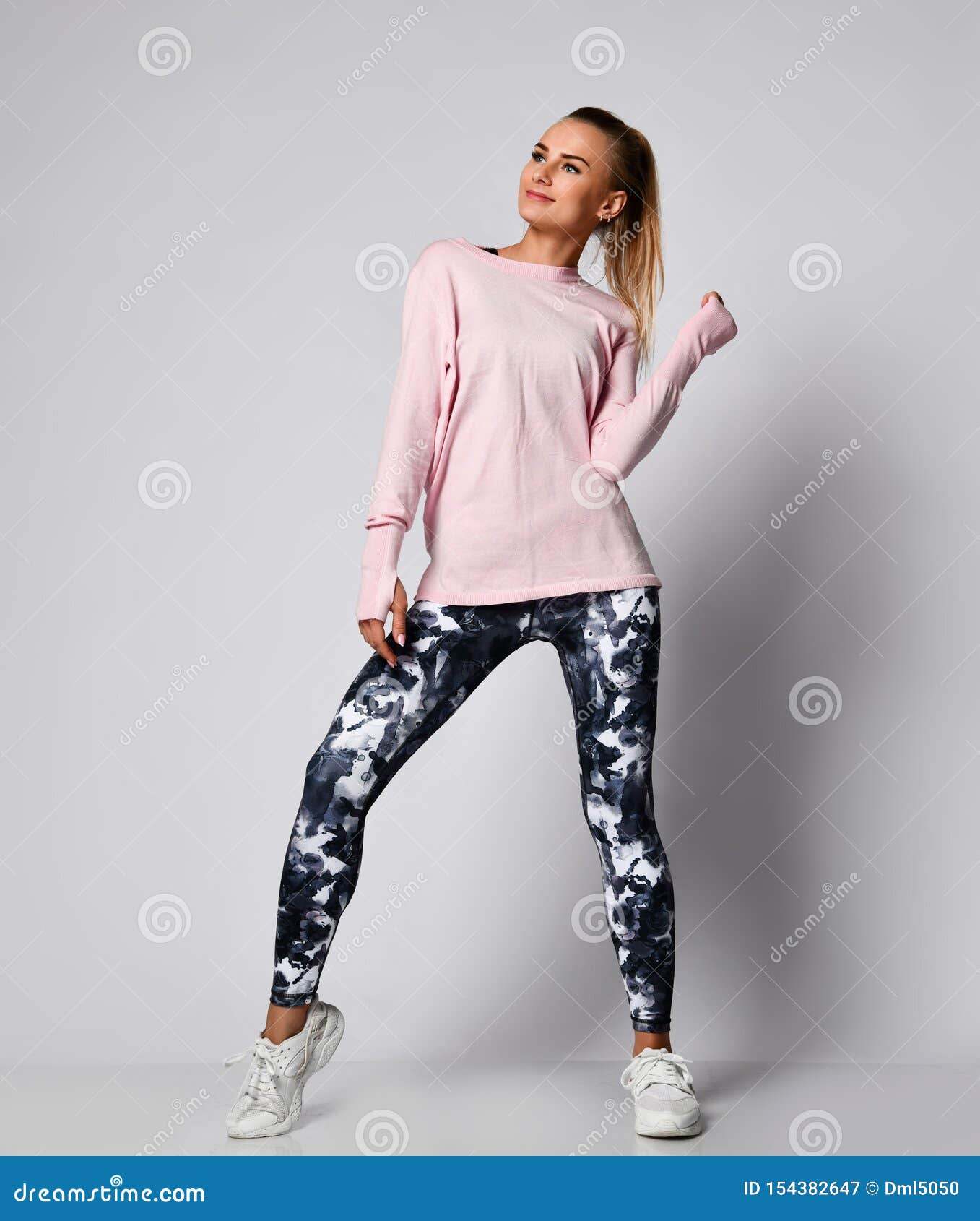 La Fille Sportive De Femme Sportive Sexy Dans Des Vetements De Vetements De Sport De Mode Se Tient Posante Apres Des Exercices De Image Stock Image Du Fille Sexy La Fille Sportive De Femme Sportive Sexy Dans Des Vetements De Vetements De Sport De Mode Se Tient Posante Apres Des Exercices De Image Stock Image Du Fille Sexy