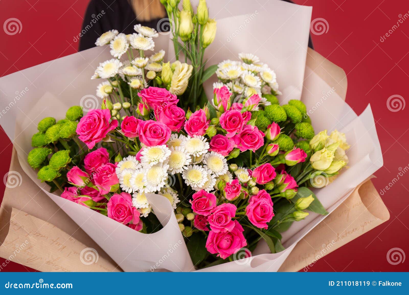 La Fille Tenant Un Grand Bouquet De Fleurs Image stock - Image du beau,  fleuriste: 211018119