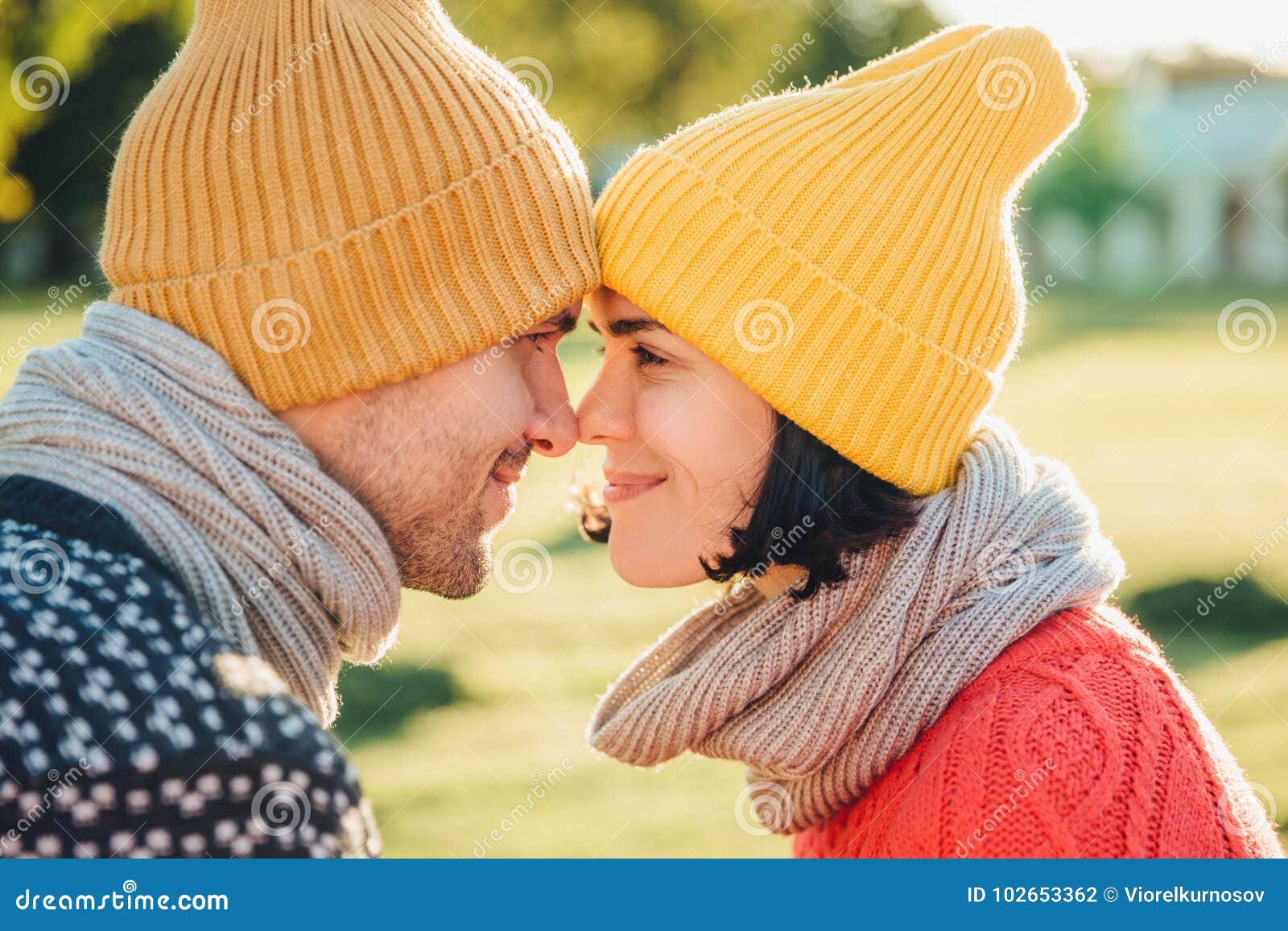 La Fin Vers Le Haut Du Portrait De Beaux Couples Portent Les Chapeaux Chauds Et Le Regard D Echarpe Avec Des Yeux Pleins Du Bonhe Photo Stock Image Du Portrait Beaux La Fin Vers Le Haut Du Portrait De Beaux Couples Portent Les Chapeaux Chauds Et Le Regard D Echarpe Avec Des Yeux Pleins Du Bonhe Photo Stock Image Du Portrait Beaux