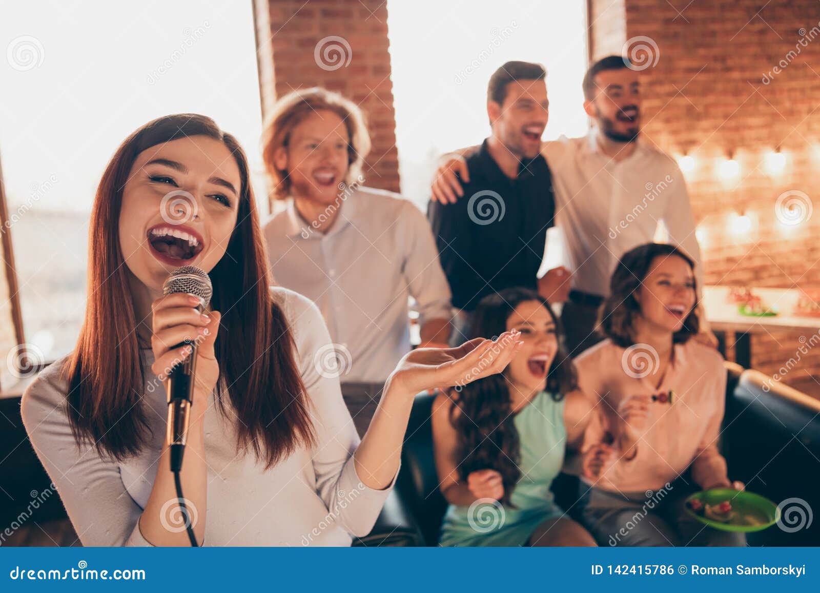 La Fin Vers Le Haut Du Rassemblement De Karaoke D'amis De Meilleurs Amis De  Photo Traînent Pour Lui Chanter Ses Dames Le Soliste Photo stock - Image du  joie, maison: 142415786