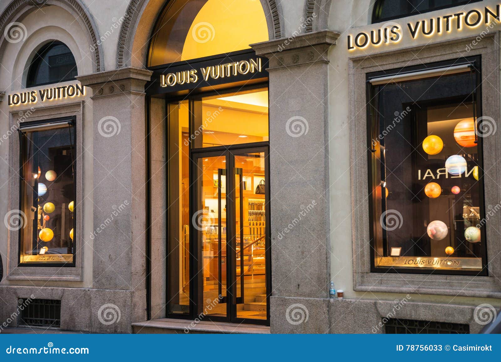 La Finestra Del Negozio E L&#39;entrata Di Louis Vuitton Comperano A Milano Fotografia Stock ...