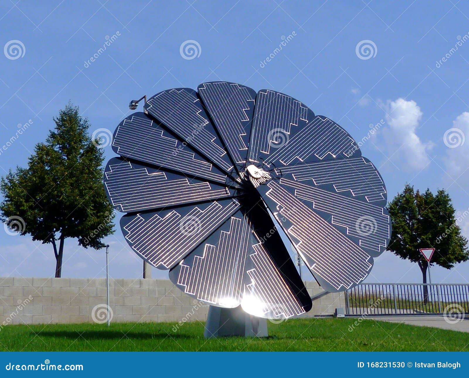 Une fleur en panneaux solaires comme outil pédagogique dans une