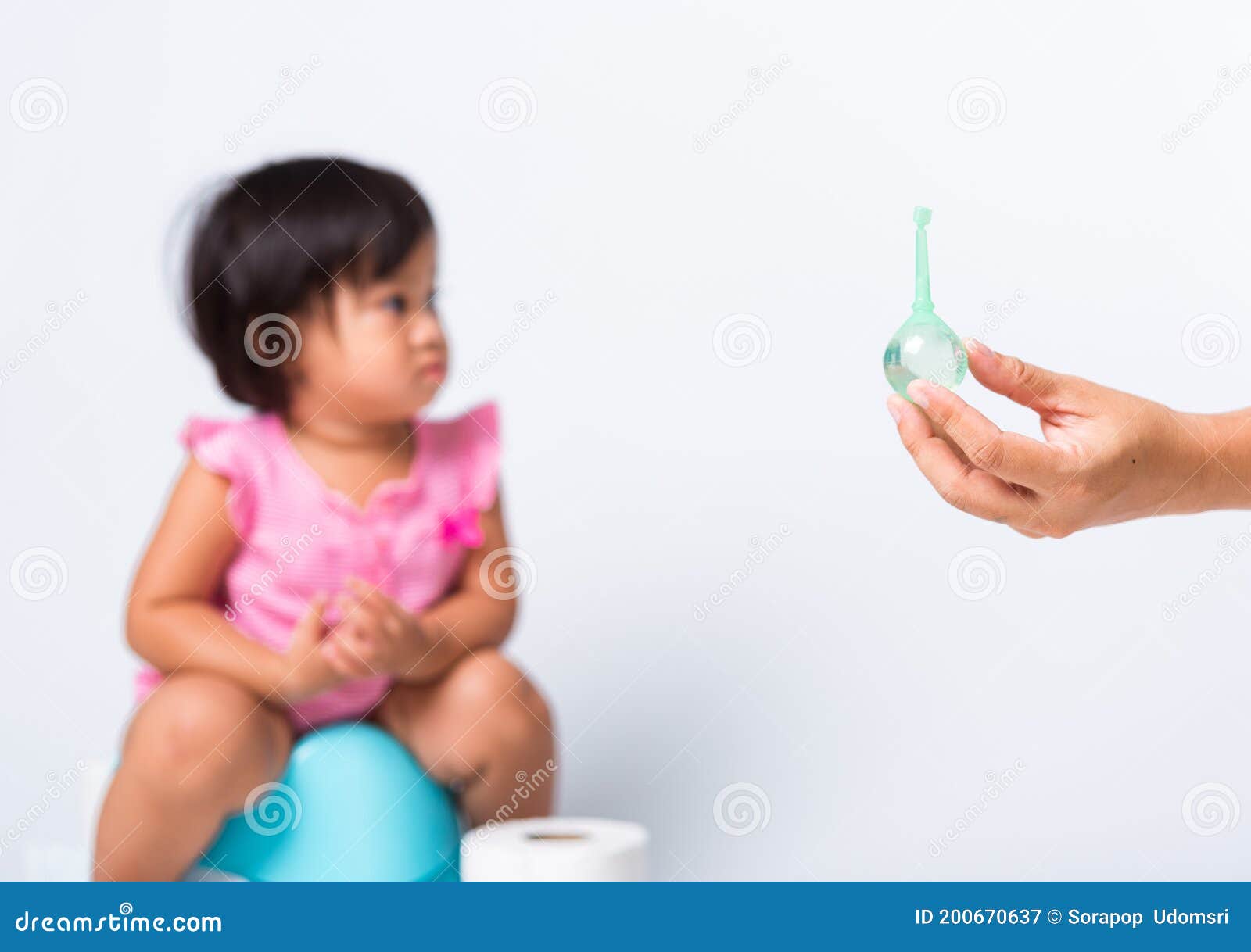 La Formation De Fille D Enfant De Bebe A Sieger Au Pot Ou Le Pot De Chambre Bleu Son Probleme Ne Peut Pas Chier Mere Le Lavement Image Stock Image Du Adorable La Formation De Fille D Enfant De Bebe A Sieger Au Pot Ou Le Pot De Chambre Bleu Son Probleme Ne Peut Pas Chier Mere Le Lavement Image Stock Image Du Adorable