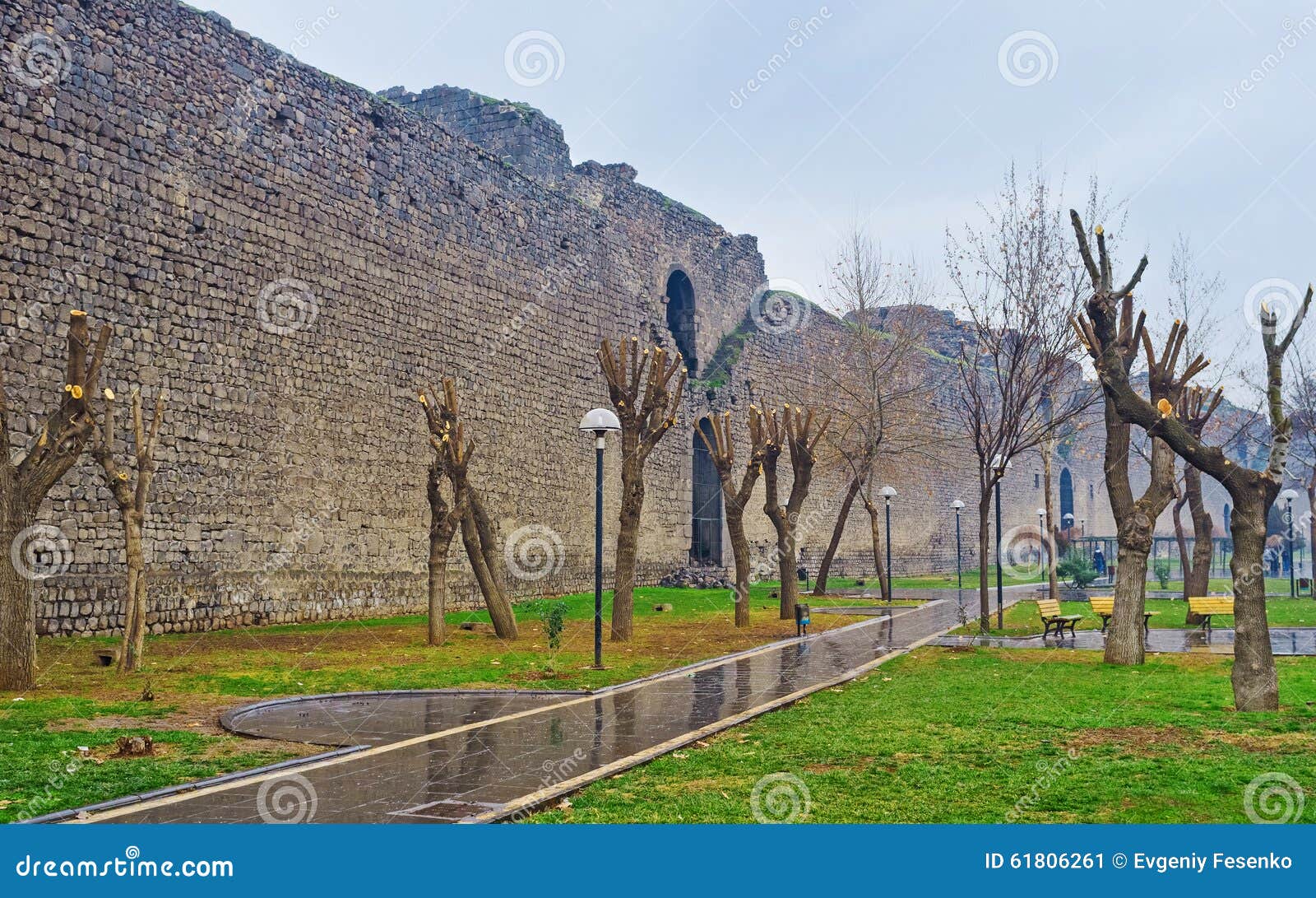 La fortaleza negra. Las paredes de la ciudadela de Diyarbakir vecinas con la ciudad cultivan un huerto, Turquía