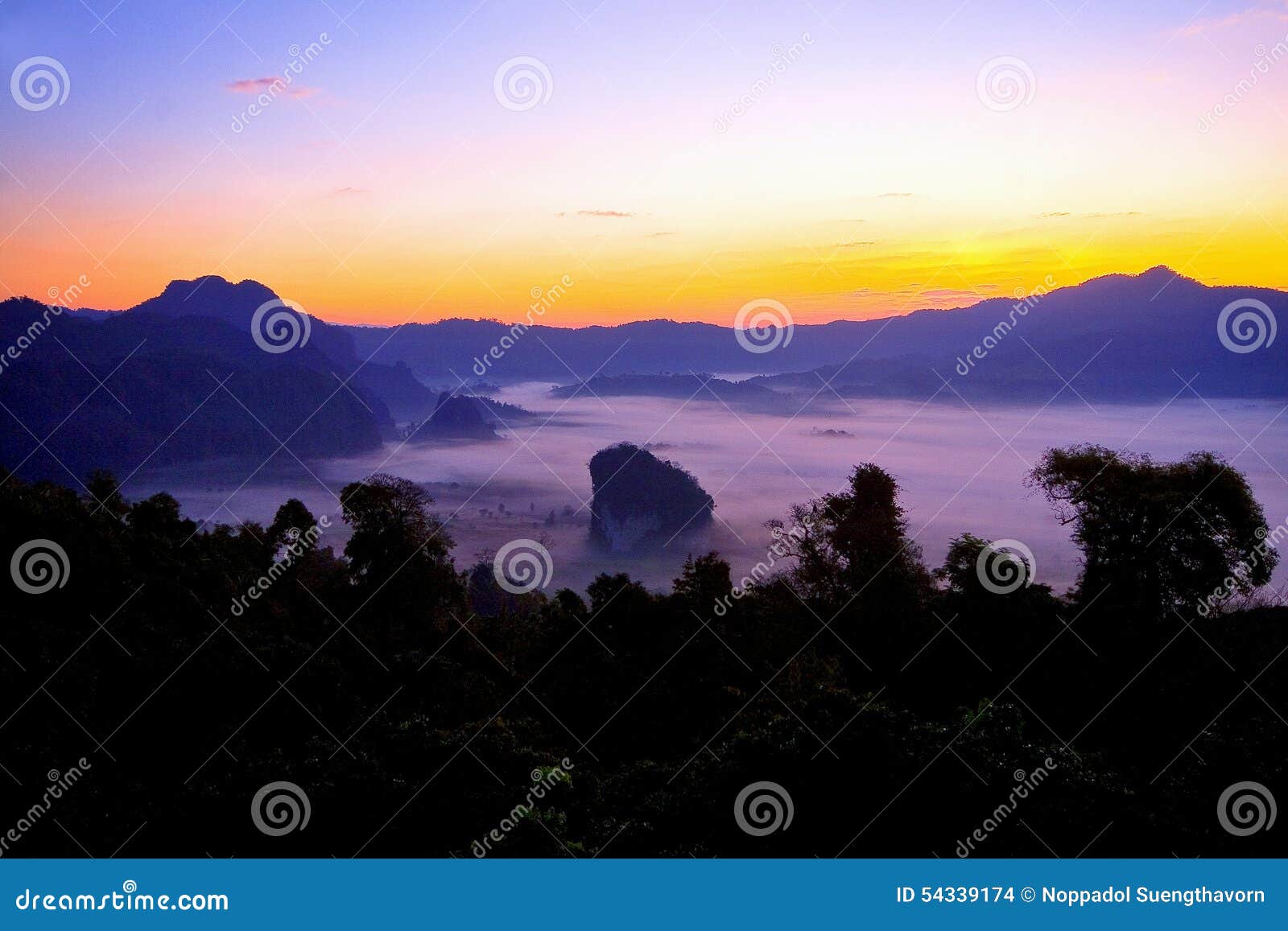 La foschia a Phulangka Nan Tailandia