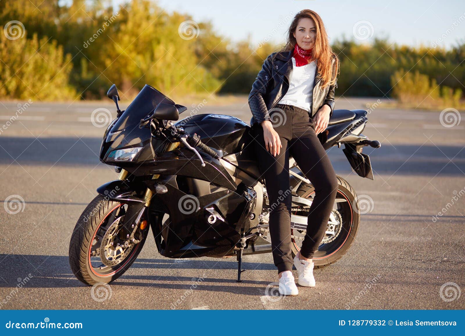 Motocicleta Juvenil Montando Cuesta Abajo Ropa Delgada Motocicleta Juvenil Montando Cuesta Abajo Ropa Delgada