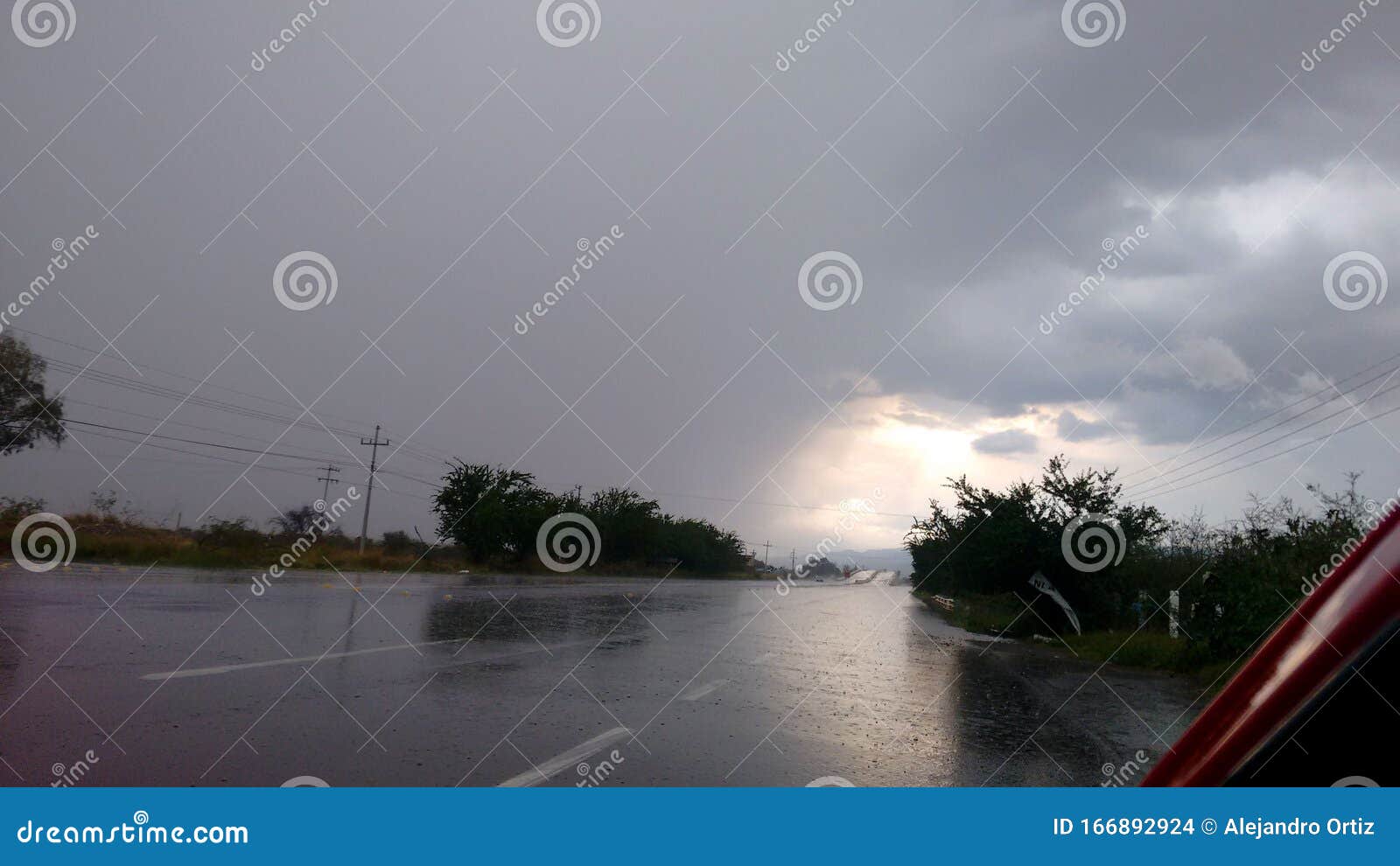 la fuerte lluvia avanzando hacia el camino