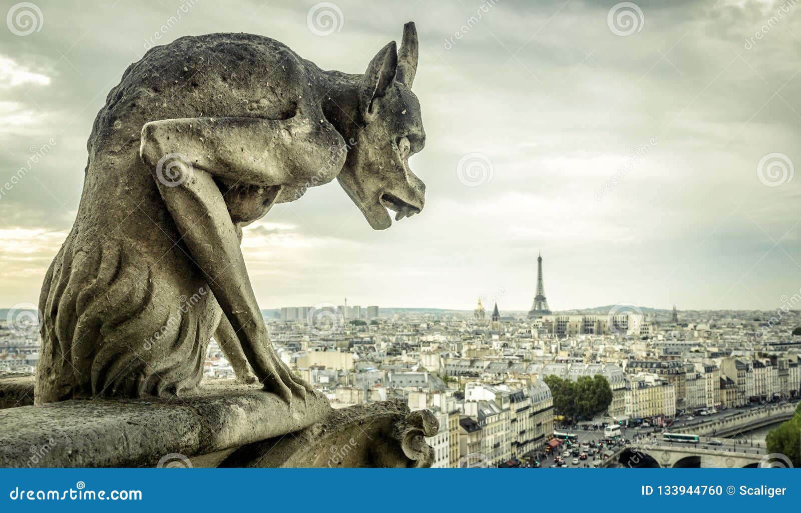 La Gargouille Sur La Cathédrale De Notre Dame De Paris Regarde L'E-I