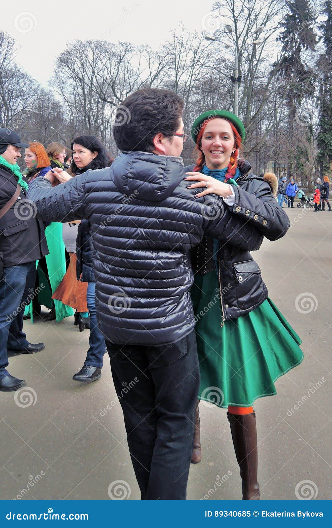 MOSCÚ - 18 DE MARZO DE 2017: La gente baila danzas irlandesas en la celebración del día del ` s de St Patrick en Moscú Foto de color