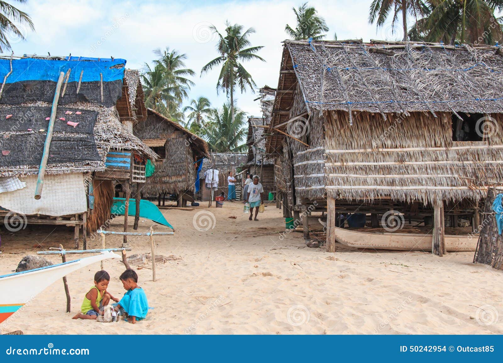 Nacpan, Filipinas - enero 17,2015: La gente local en un pueblo pesquero en Nacpan vara, Palawan en las Filipinas