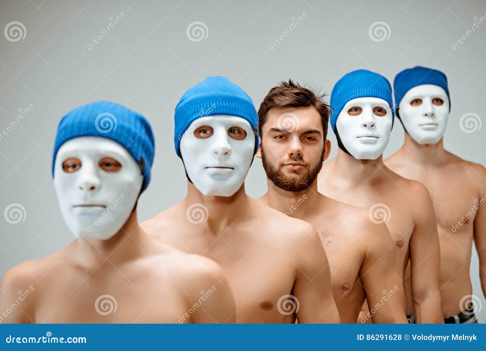 La Gente Nelle Maschere Ed Un Uomo Senza Maschera Fotografia Stock