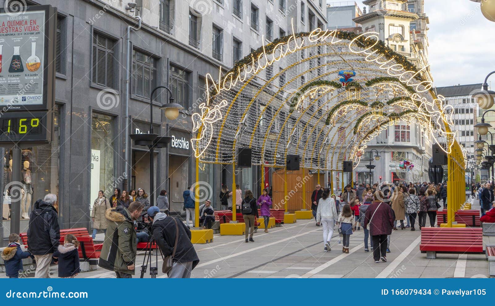 La Gente Pasa Por El Brillante Túnel Navidad En Calle Pelayo El Equipo De Rodaje Está Filmando Un Informe Sobre Los Prepara Imagen de editorial - Imagen de paisaje,