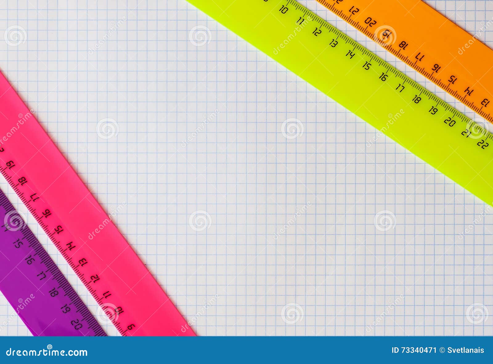 Pianta Di Plastica Verde In Vaso Per La Decorazione All'aperto Fotografia Stock - Immagine Di - Foto 7