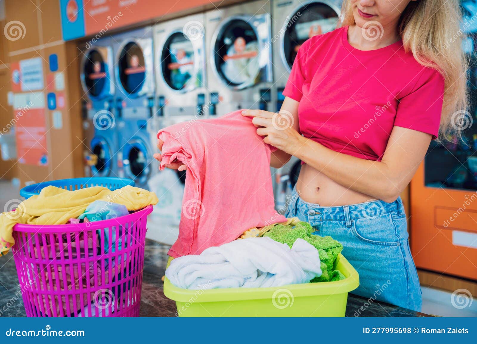 La Giovane Bella Donna Lava E Asciuga Vestiti in Lavanderia Fotografia  Stock - Immagine di lifestyle, detersivo: 277995698