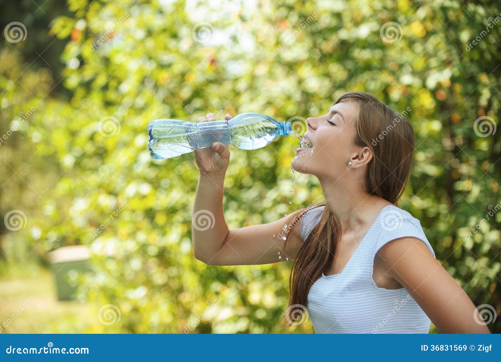 Sognare Di Bere Acqua Dalla Bottiglia La Giovane Donna Beve L'acqua Dalla Bottiglia Immagine Stock - Immagine