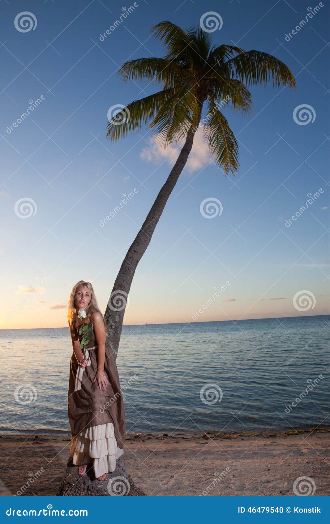 La Giovane Donna in Sundress Lunghi Su Una Spiaggia Tropicale Polynesia ...