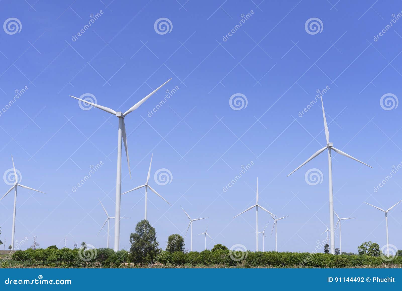 La grande turbina del mulino a vento. La grande azienda agricola della turbina del mulino a vento con il cielo blu