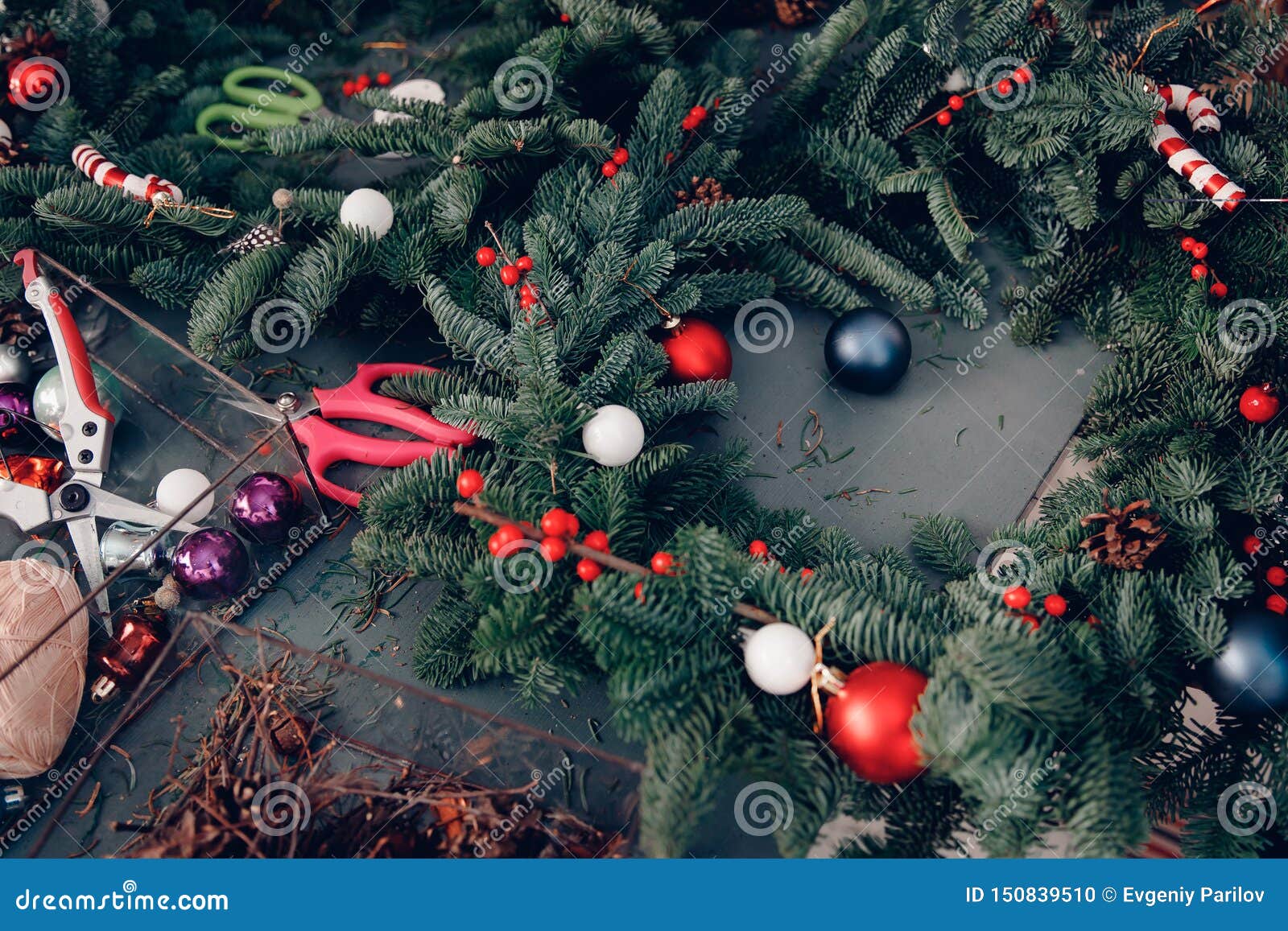 La Guirnalda Del Arbol De Navidad Que Adornaba El Taller Diy Fijo Las Tijeras Para Hacer En La Tabla Foto De Archivo Imagen De Hermoso Taller