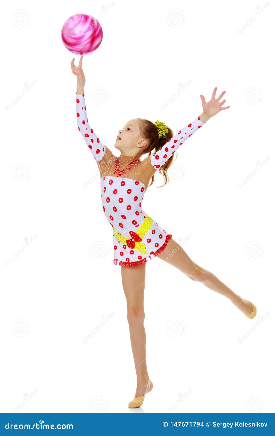 Jolie Petite Fille Faisant De La Gymnastique Avec Un Ballon Sur Fond Blanc