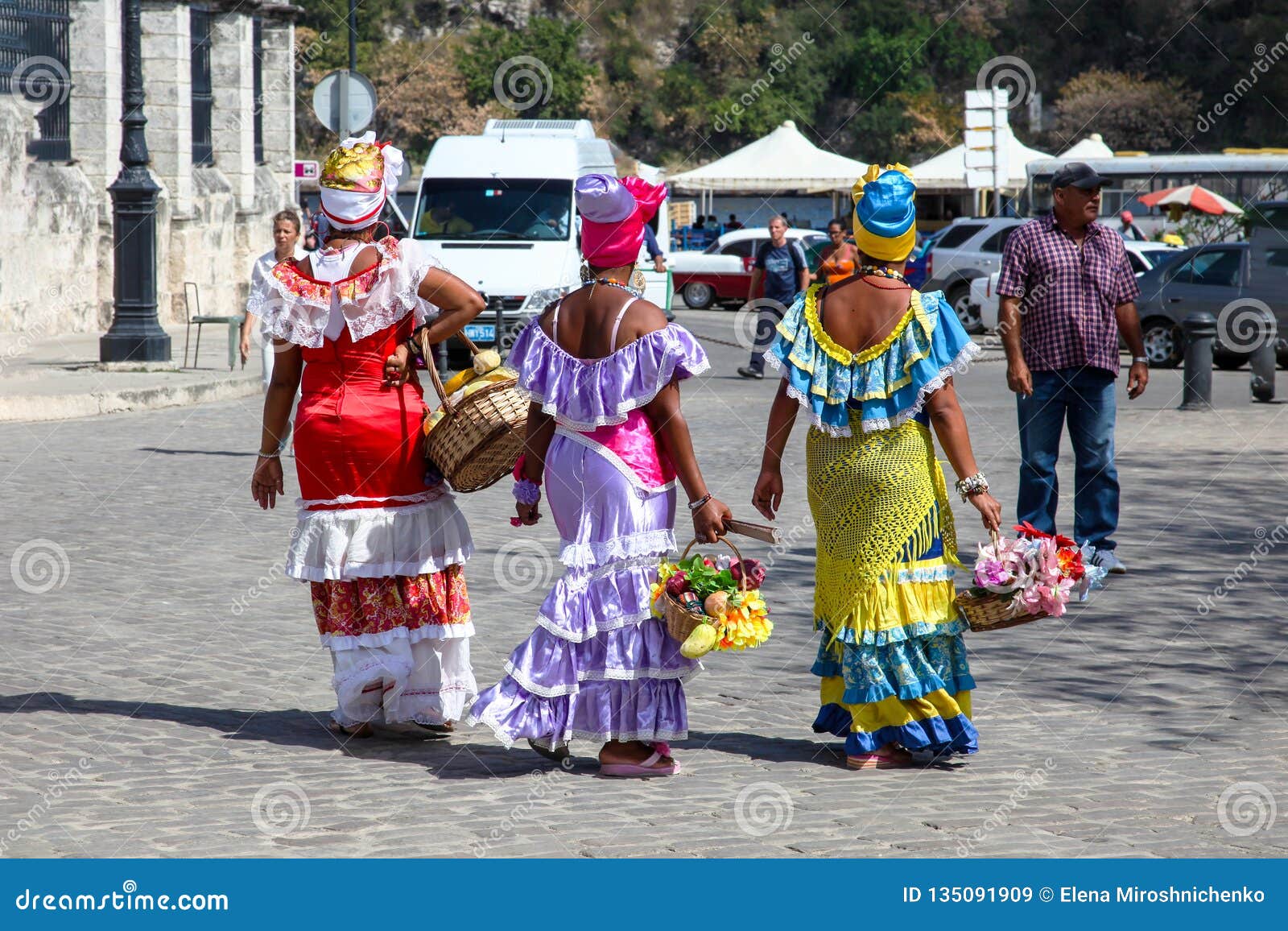 La Habana/Cuba - El 15 De Sept. De 2018: Trajes Cubanos Coloridos Tradicionales Llevados Por Las Señoras De La Habana En La Calle Imagen de archivo editorial - Imagen de cityscape, tenencia: 135091909 La Habana/Cuba - El 15 De Sept. De 2018: Trajes Cubanos Coloridos Tradicionales Llevados Por Las Señoras De La Habana En La Calle Imagen de archivo editorial - Imagen de cityscape, tenencia: 135091909