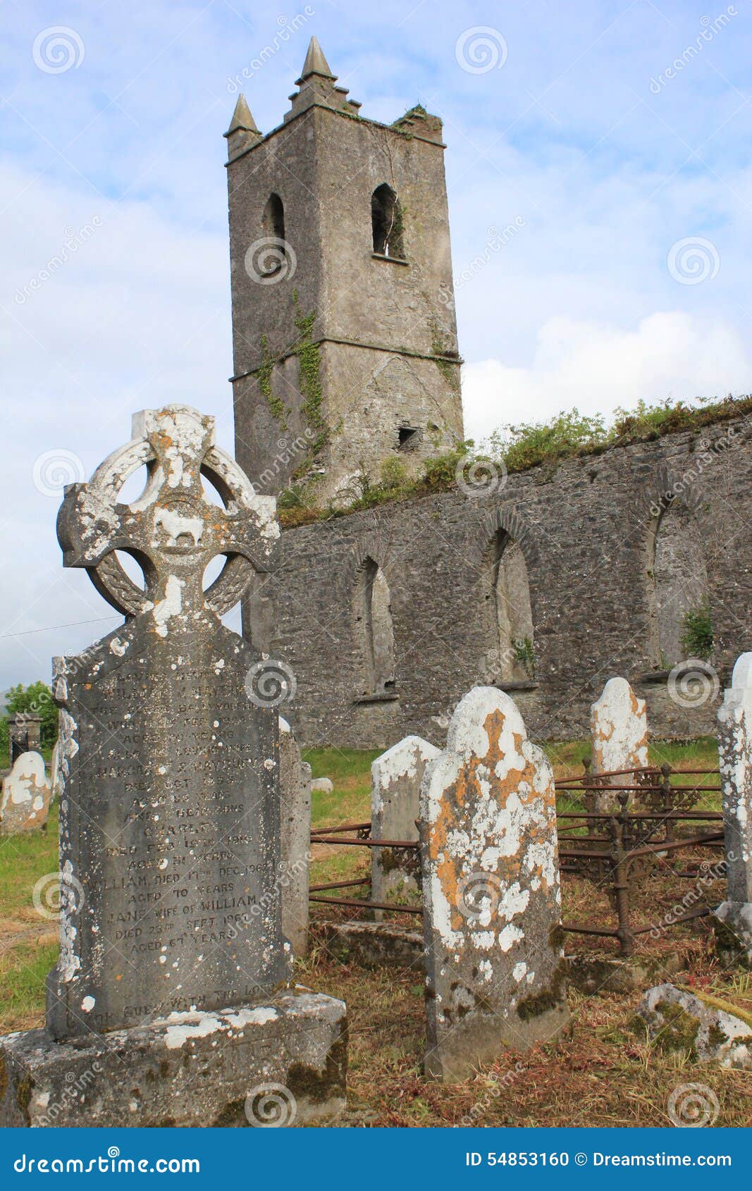 La iglesia arruina Irlanda. Un cementerio antiguo de la iglesia en un día soleado en Kilkenny, Irlanda