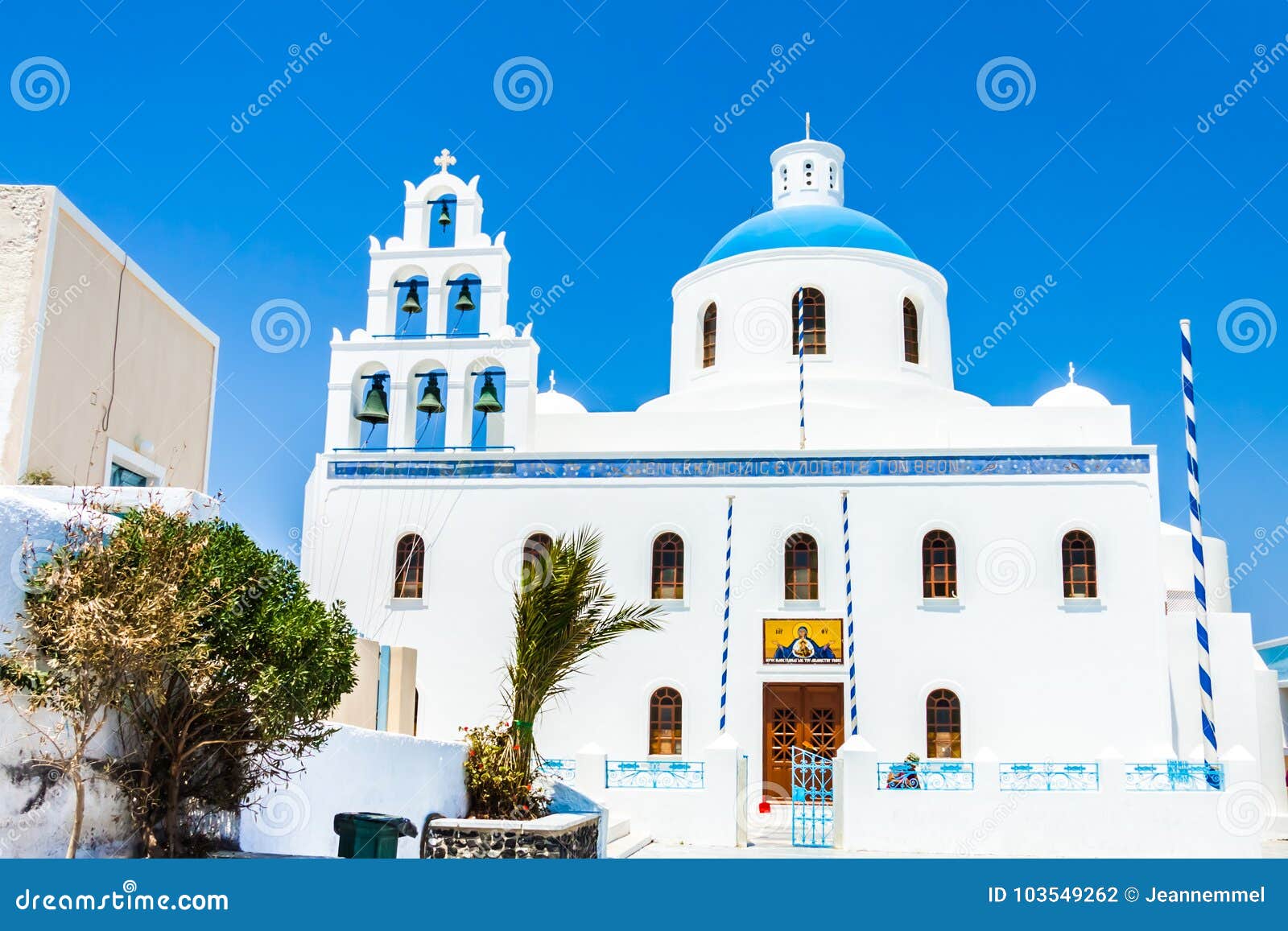 La Iglesia De Panagia Platsani En El Pueblo De Oia En Santorini Foto de  archivo - Imagen de tradicional, isla: 103549262