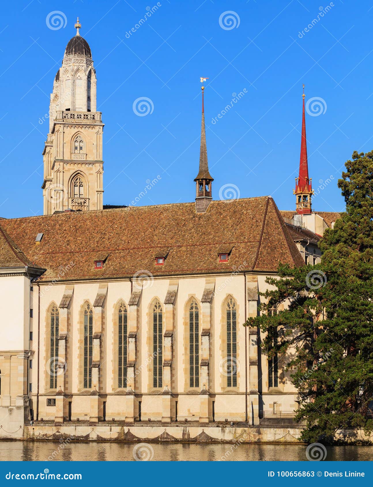 La Iglesia Del Agua Y Las Torres Del Grossmunster En Zurich, Switz Imagen de archivo - Imagen de edificio, iglesia: 100656863 La Iglesia Del Agua Y Las Torres Del Grossmunster En Zurich, Switz Imagen de archivo - Imagen de edificio, iglesia: 100656863