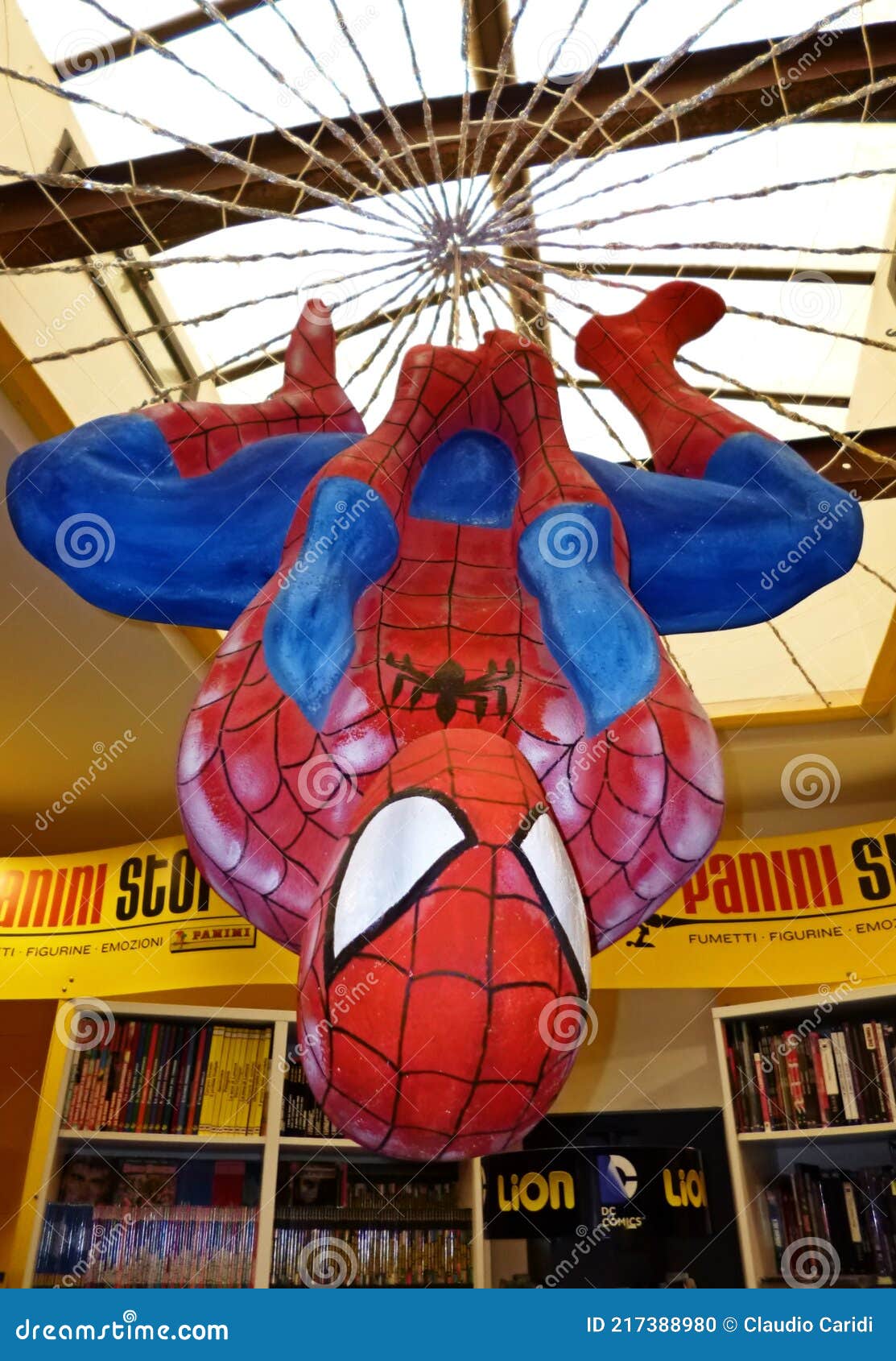 La Increíble Estatua Tamaño Natural De Spiderman Colgando Del Techo De La  Tienda De Cómics Panini. Bolonia Imagen editorial - Imagen de cine,  insecto: 217388980