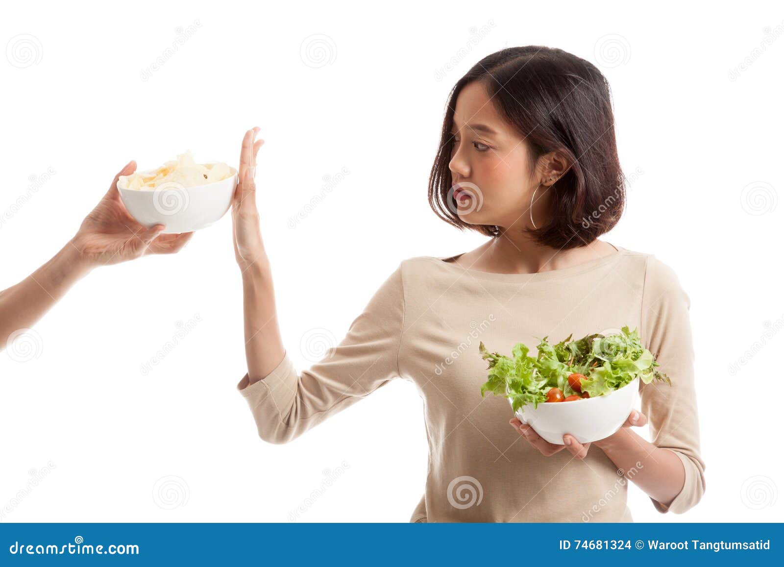 La jeune femme asiatique avec de la salade disent non aux pommes chips
