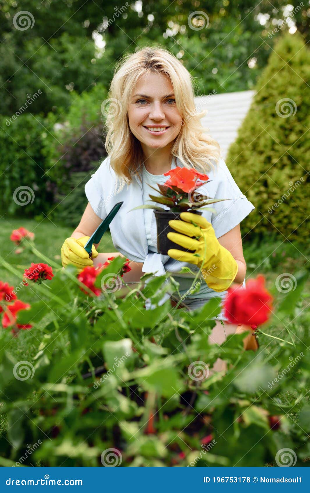 Femme Fatiguée Assise Sur L'herbe Dans Jardin Femme Jardinier