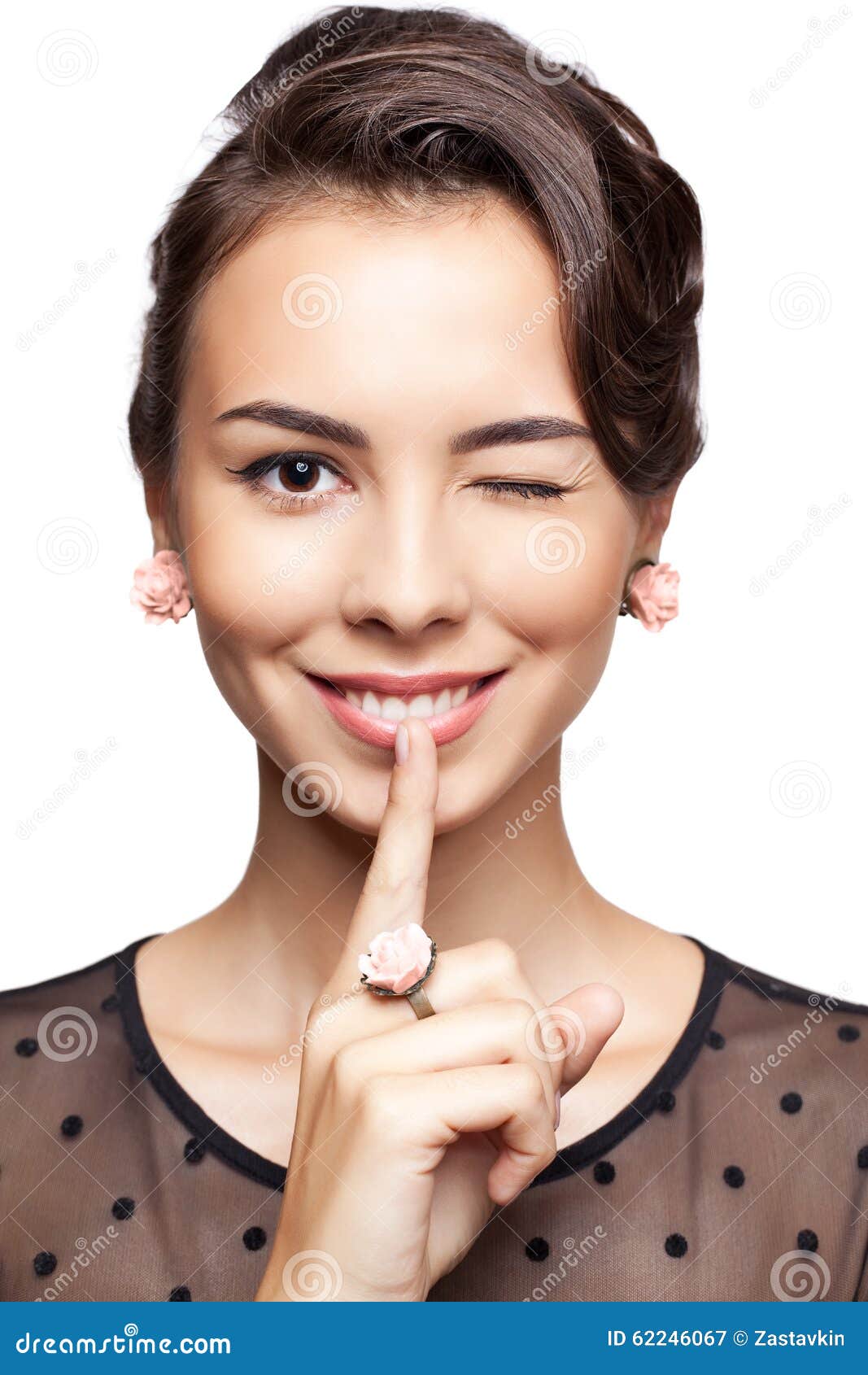Femme Qui Fait Un Clin D'oeil A Un Homme Signification La Jeune Femme Donnent Un Clin D'oeil Image stock - Image du doigt