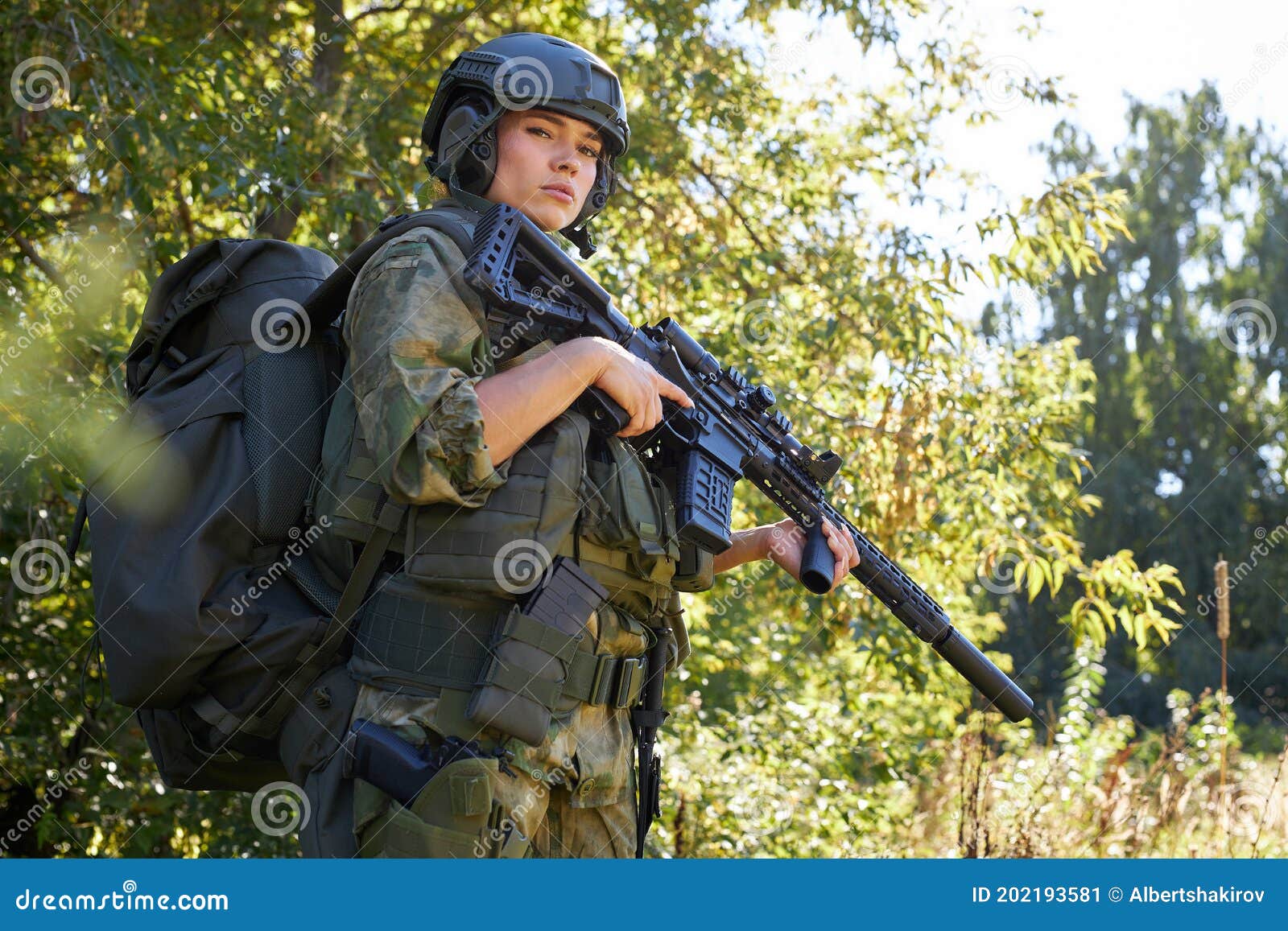 La Jeune Femme Militaire Du Caucase Détient Un Revolver à ...