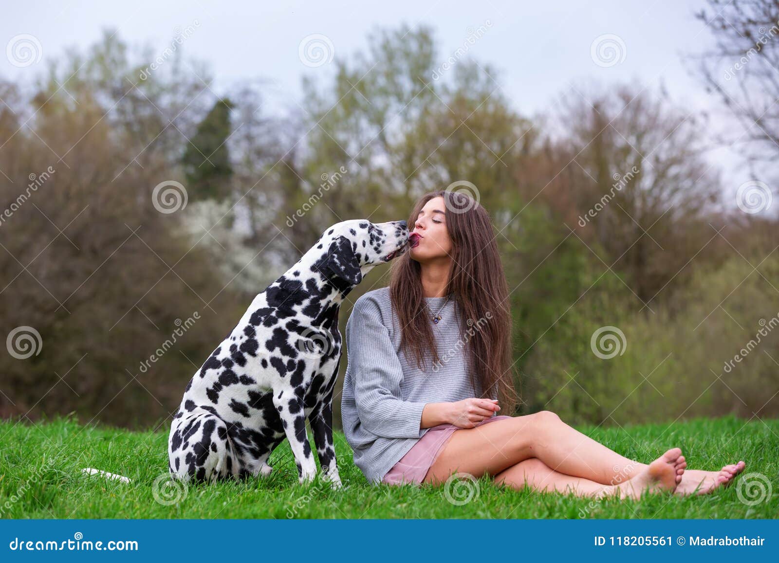 Chien baisant une femme