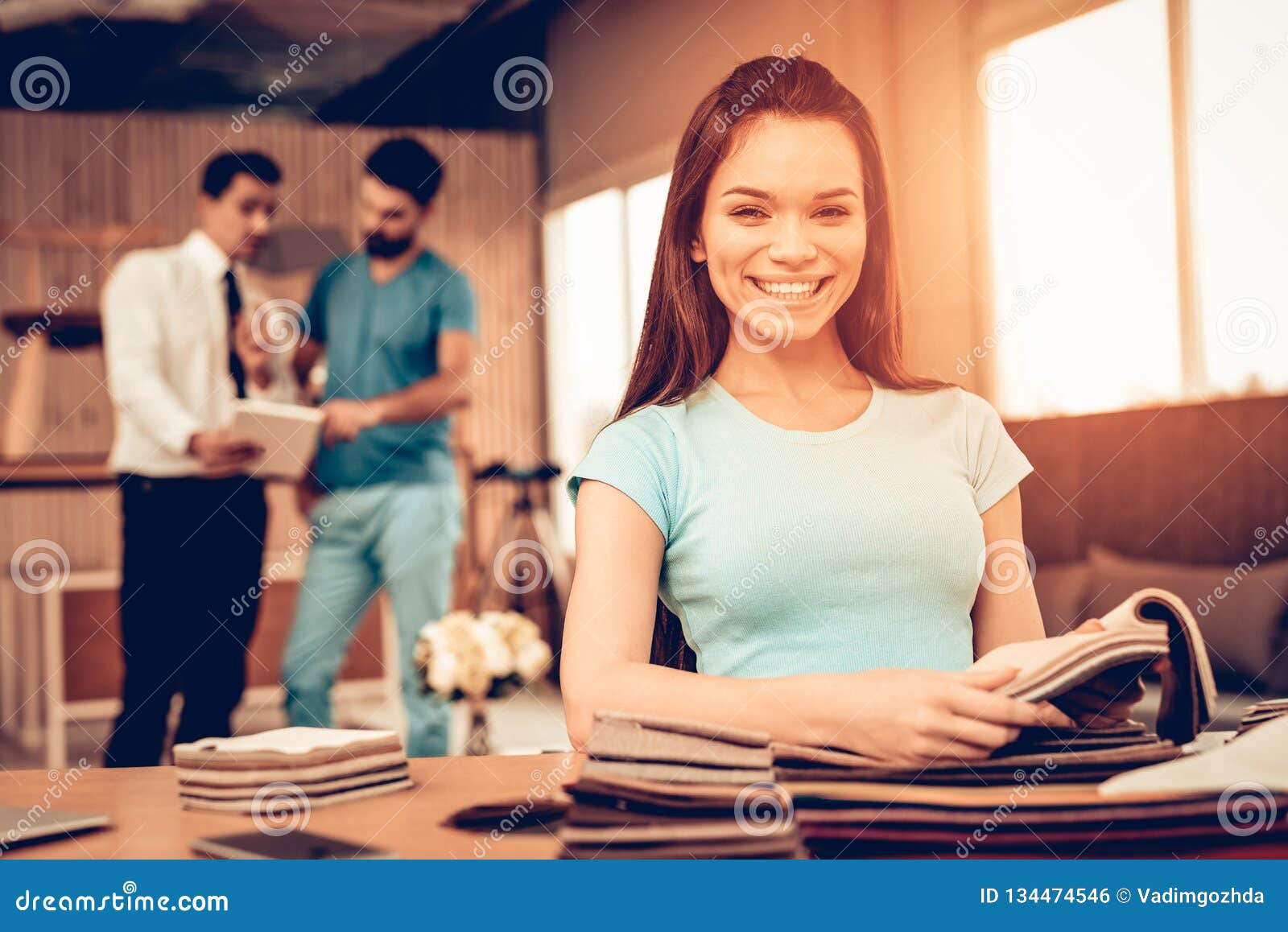 Gratuit Images La Jeune Fille Choisissent La Tapisserie D Ameublement Dans Le dernière salutations
