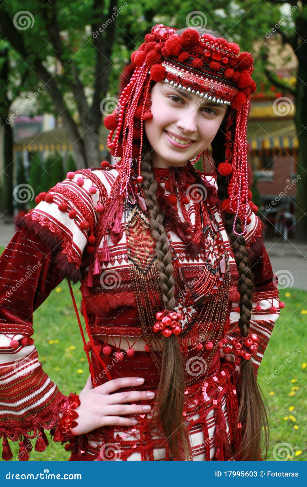 La jeune fille ukrainienne image stock. Image du robe 17995603