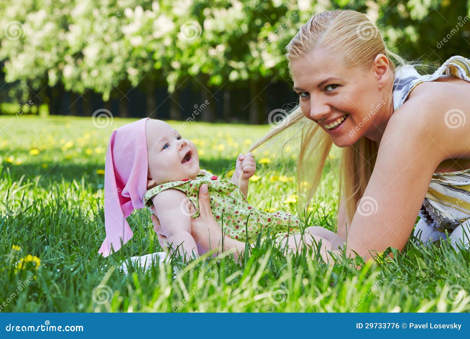 Jeunes Jeux De Mere Avec Le Bebe Sur L Herbe Photo Stock Image Du Heureux Beau