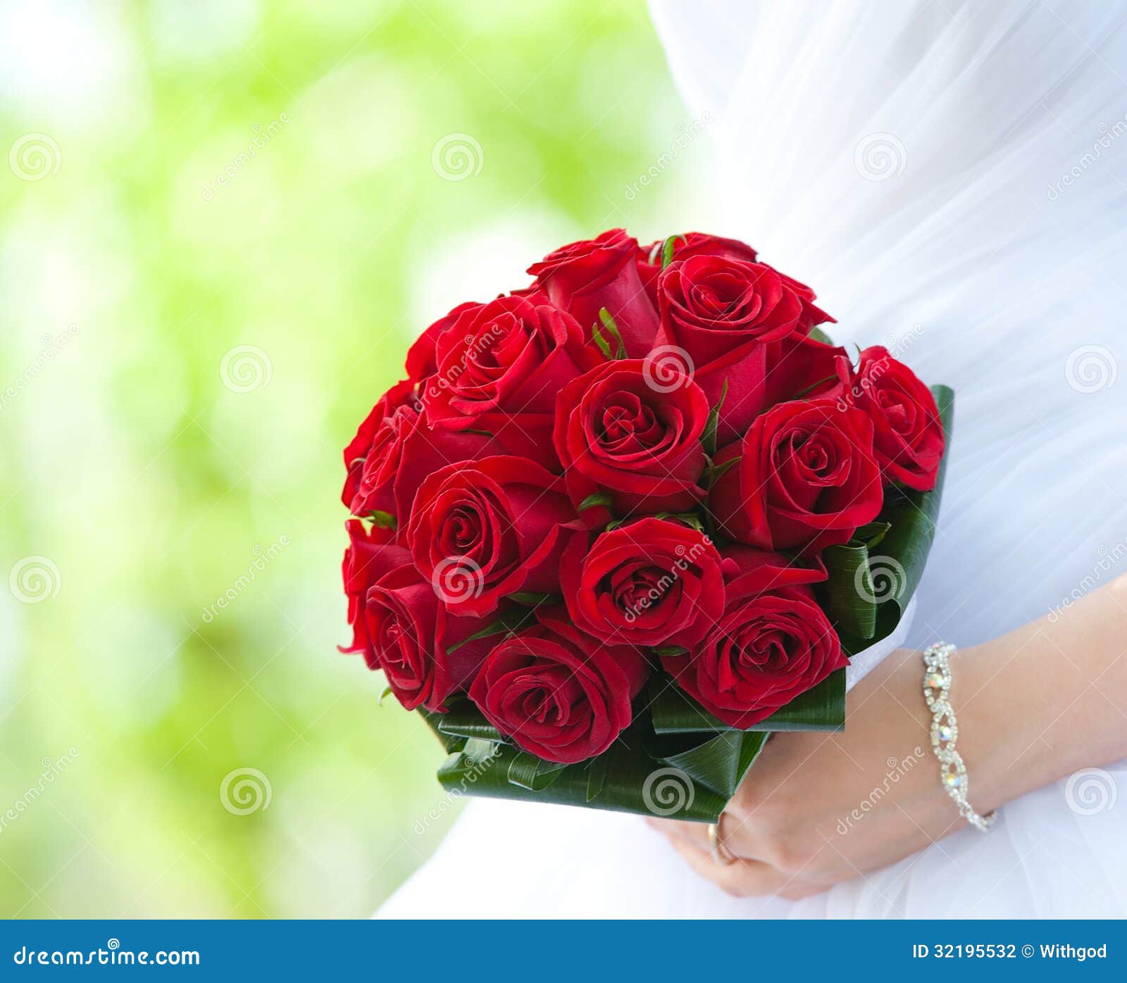 La Jeune Mariée Tient Le Bouquet Des Roses Rouges Photo stock - Image du  famille, amour: 32195532