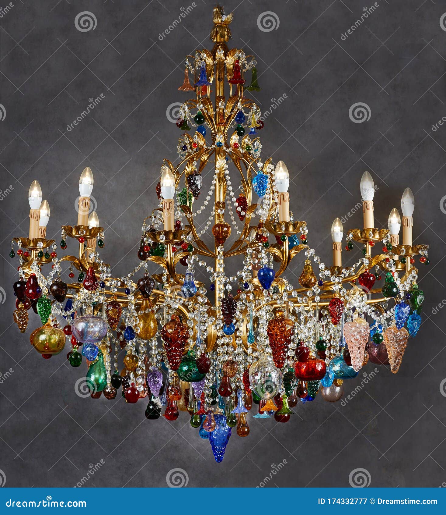 La Lámpara De Araña Es De Color Dorado Con Bombillas Forma De Vela. Colgantes De Cristal Colgantes De Vidrio Color Imagen de archivo - Imagen de color, candelabro: 174332777