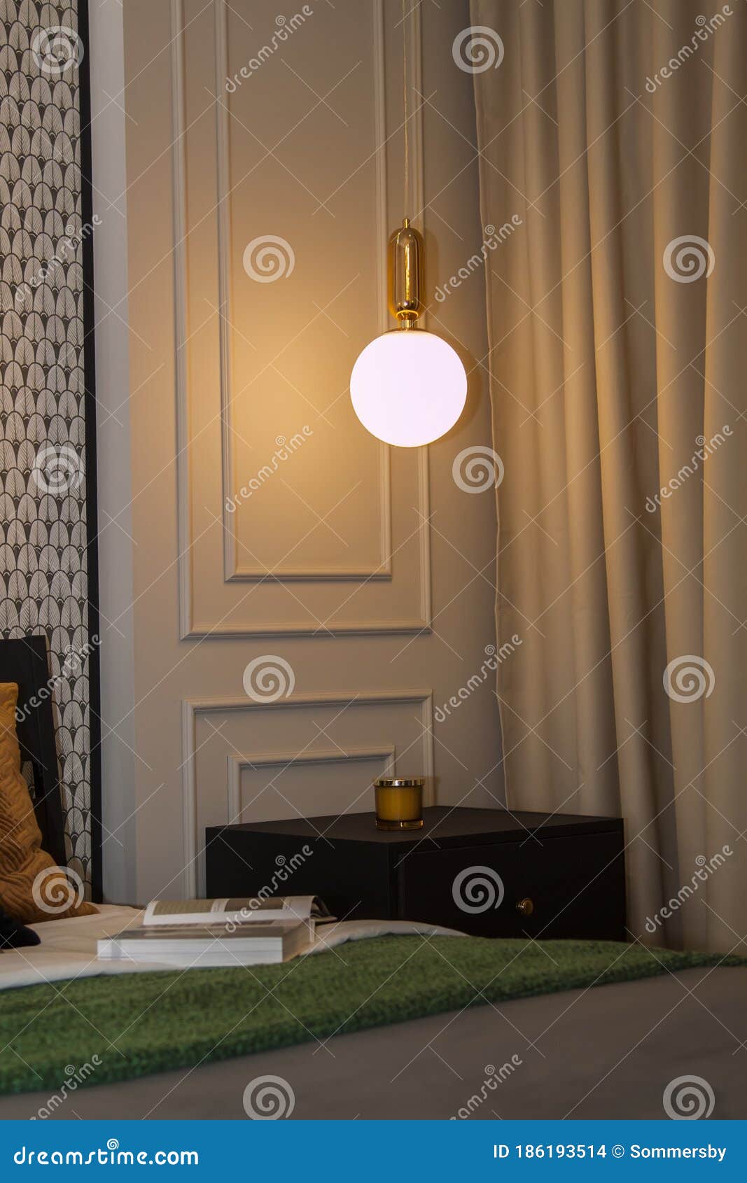 La Lampe Est Suspendue Au-dessus De La Table De Chevet Et Un Lit Avec Des  Coussins Décoratifs Et Une Tête De Lit En Bois Dans La C Photo stock -  Image du