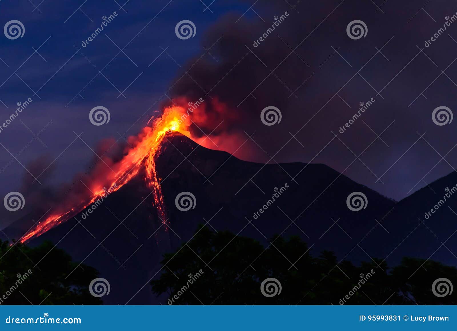 La Lava Sale a Borbotones De Entrar En Erupción El Volcán De Fuego En  Guatemala Imagen de archivo - Imagen de estalle, llama: 95993831