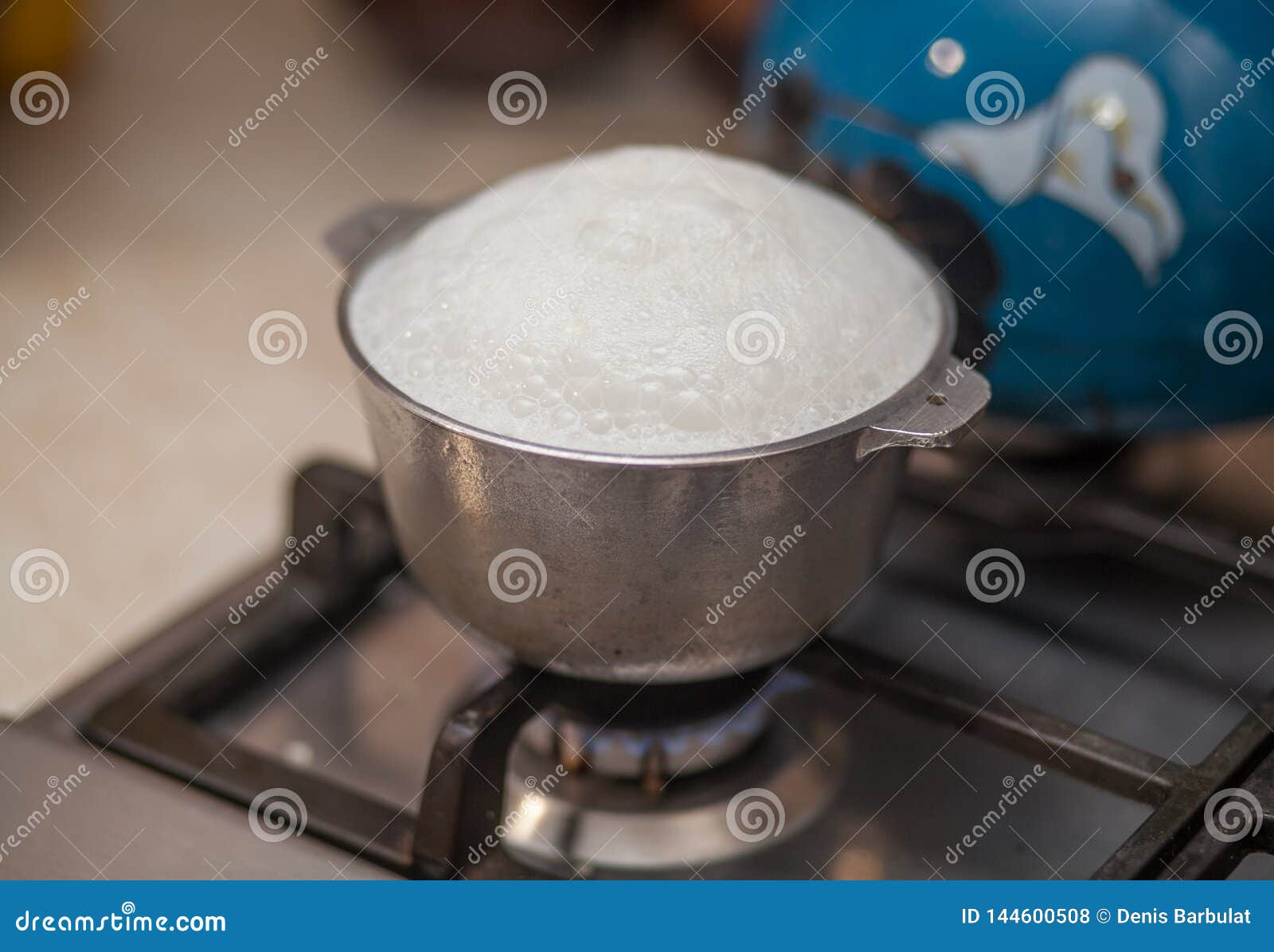 La Leche Está Hirviendo Sobre El Cazo Foto de archivo - Imagen de