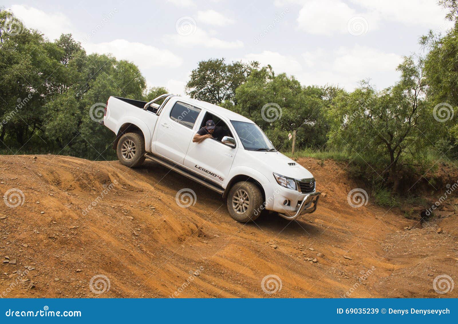 La leyenda 45 de Toyota Hilux del vehículo del tracción cuatro ruedas es el hacer campo a través. Suráfrica, Gauteng, rastro campo a través de Hennops - 6 de febrero de 2016 La leyenda 45 de Toyota Hilux del vehículo del tracción cuatro ruedas está haciendo de rastro del camino