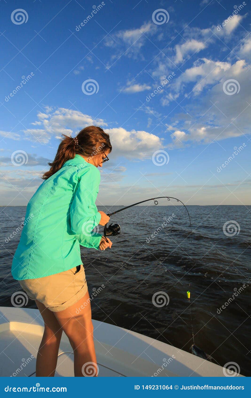 La Lucha De La Mujer Pesca La Pesca De Agua Salada Con Rod Y El