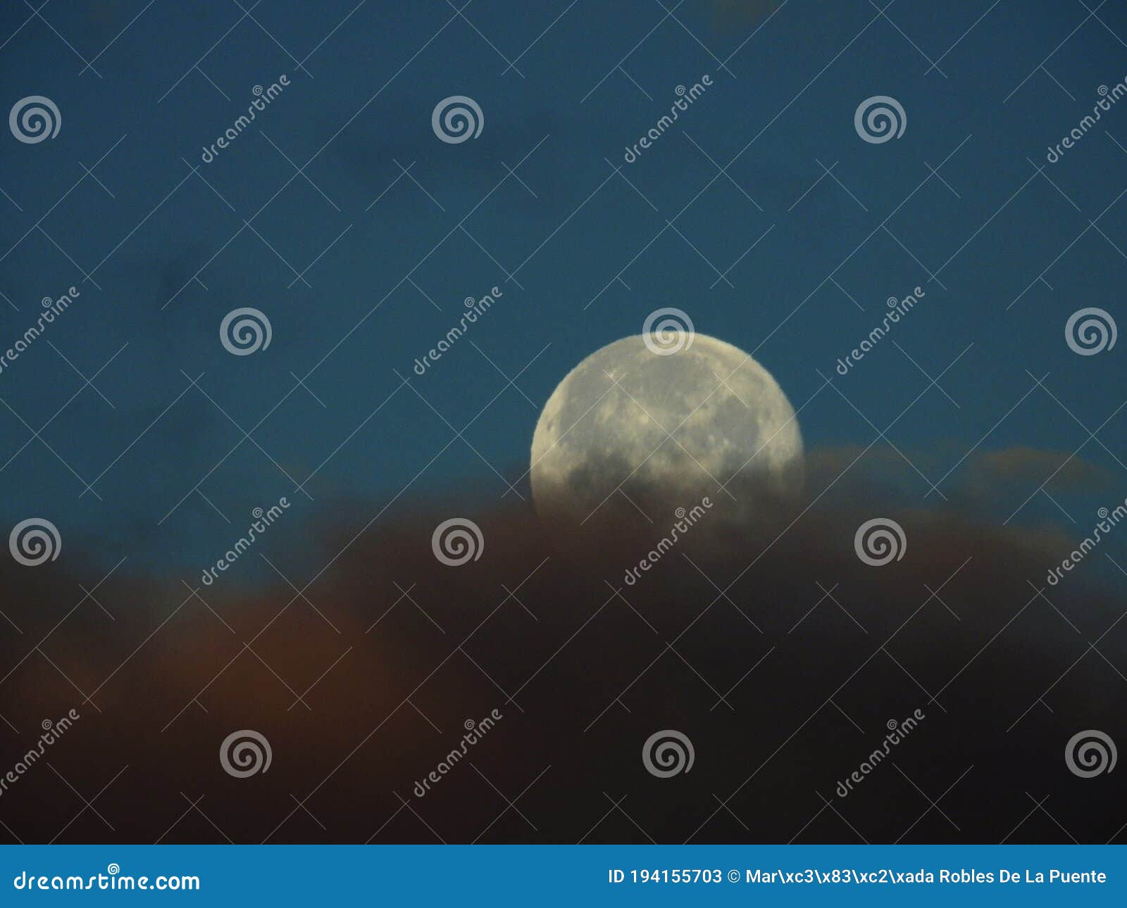 la luna de nieve semicubierta por nubes rojas