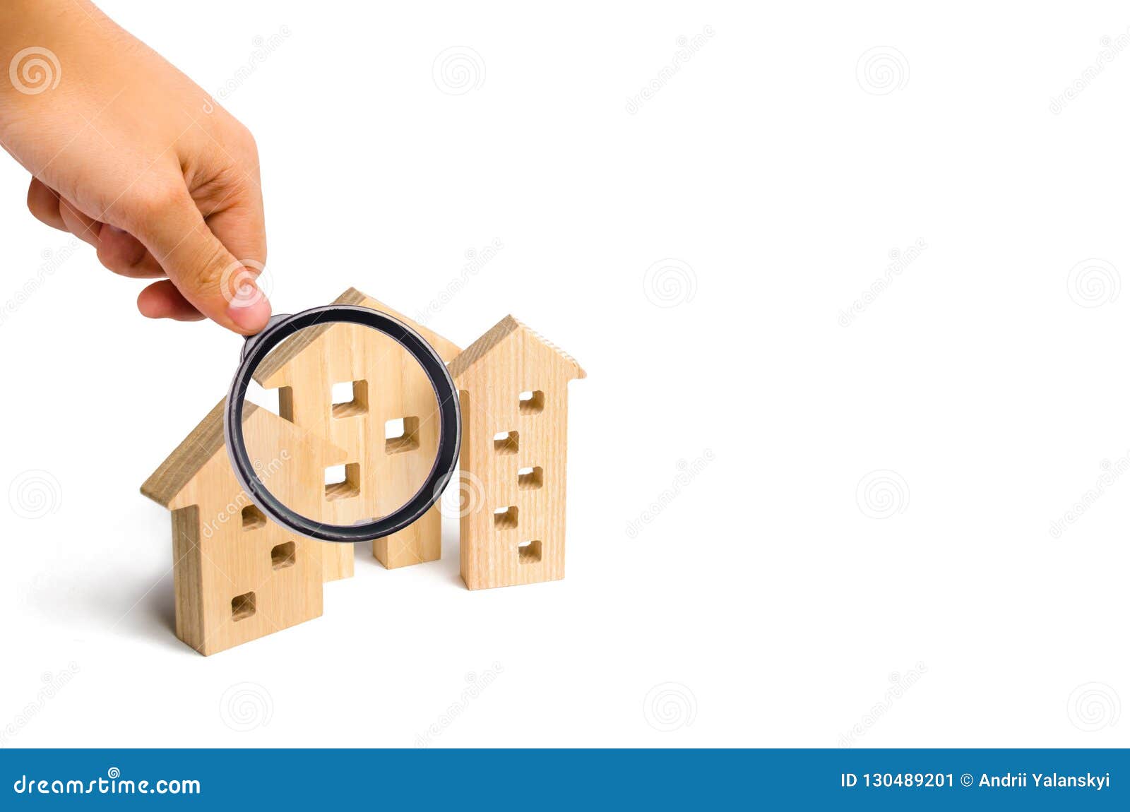 La lupa está mirando las casas de madera en un fondo blanco El concepto de precios en aumento para contener o el alquiler crecimi. La lupa está mirando las casas de madera en un fondo blanco El concepto de precios en aumento para contener o el alquiler Demanda creciente para contener y las propiedades inmobiliarias El crecimiento de la ciudad