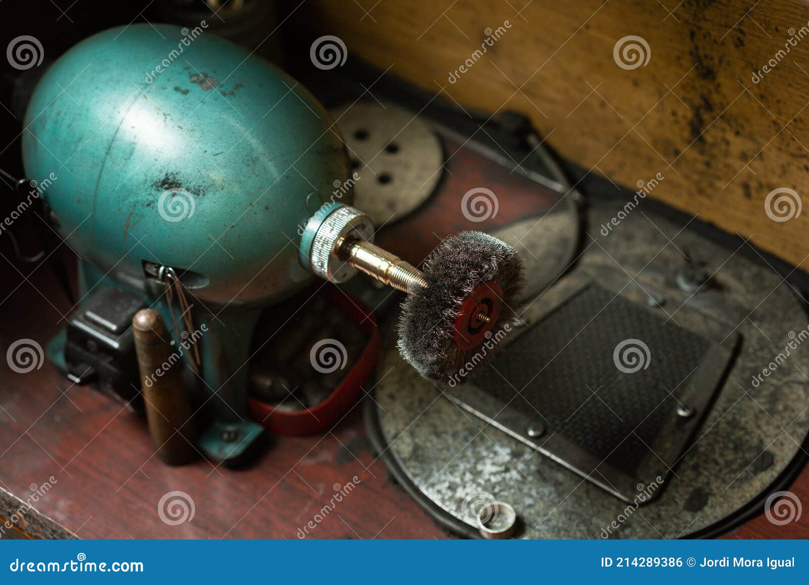 El Hombre Está Procesando Madera Con Una Máquina Pulidora Fotos, retratos,  imágenes y fotografía de archivo libres de derecho. Image 170819985