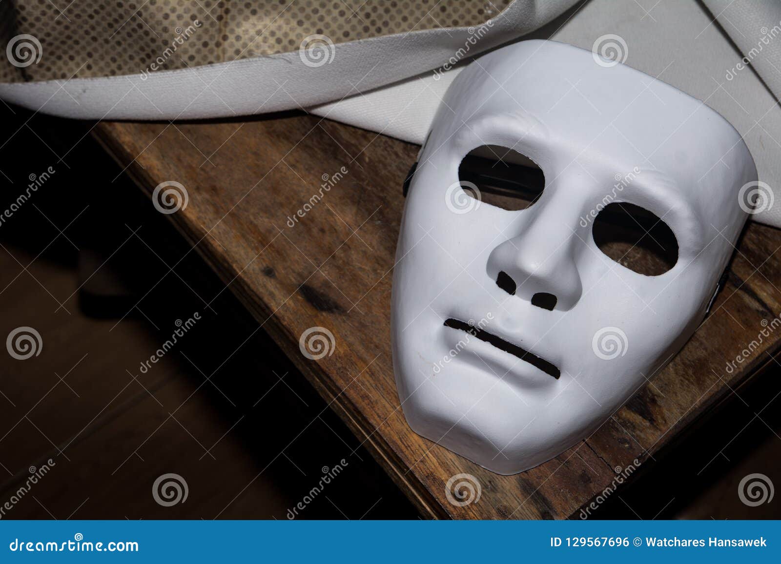 Hacer un muñeco de nieve colateral mendigo La Máscara Blanca Amenaza En La Tabla De Madera, Concepto Del Asesino,  Conceptos De Halloween Foto de archivo - Imagen de bipolar, mano: 129567696