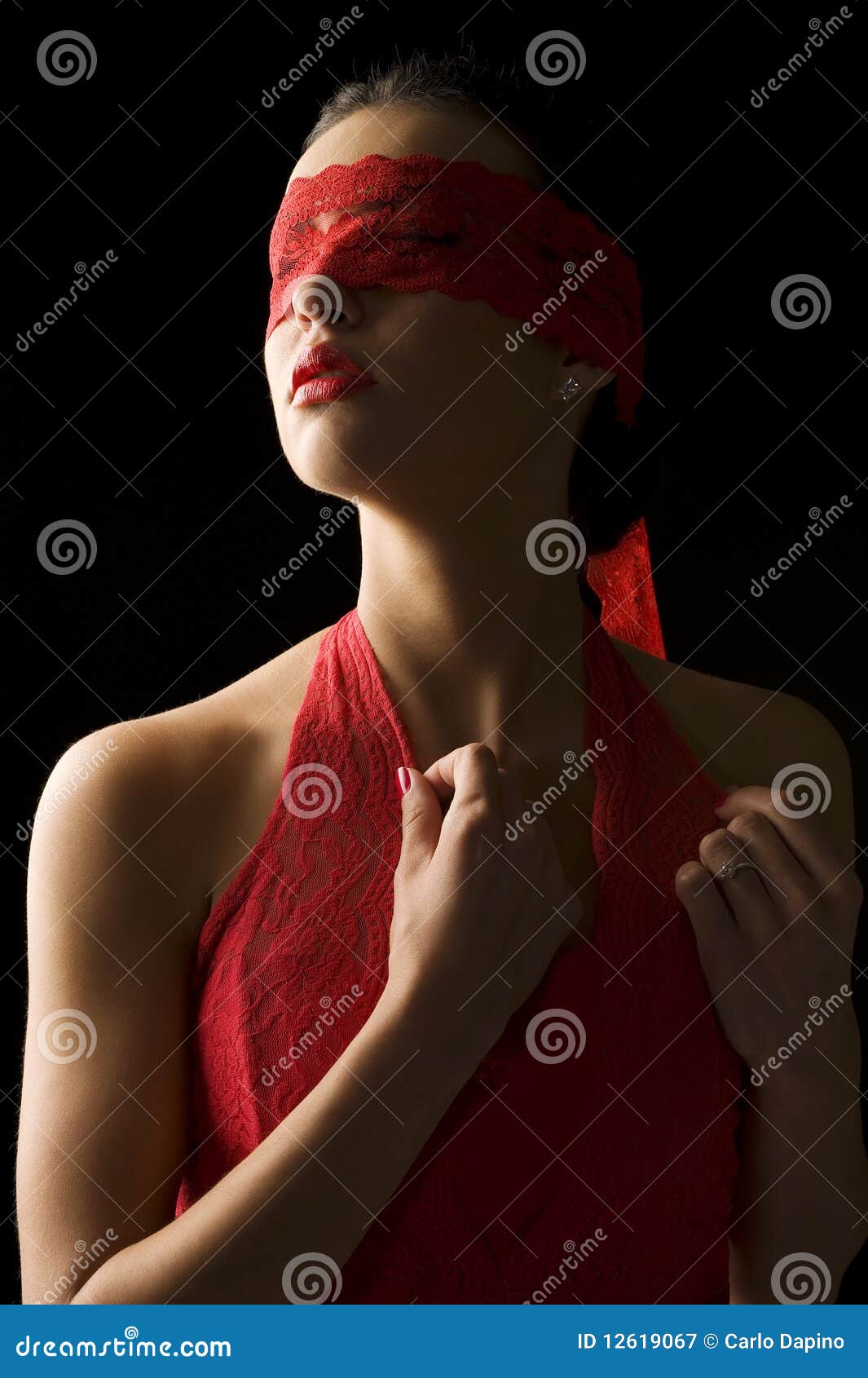 Маски красный девушка. Женщина в красной маске. Девушка в красной маске на лице. Фото женщины в маске на Красном фоне. Аска с красными лентами в волосах.