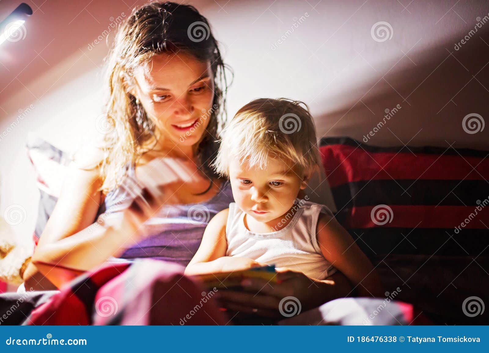 La Mère à Lire Un Livre à Son Fils D'enfant à La Maison De La Lampe De  Montage De Nuit Nocturne S'est éclairée Photo stock - Image du nourriture,  nourrisson: 186476338